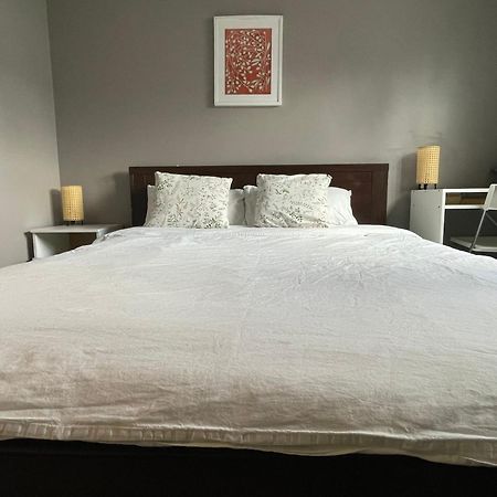 Private Room With Queen Bed In Richmond 202 Екстер'єр фото