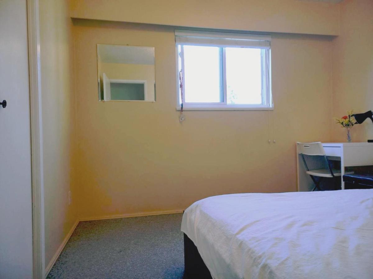 Private Room With Queen Bed In Richmond 202 Екстер'єр фото